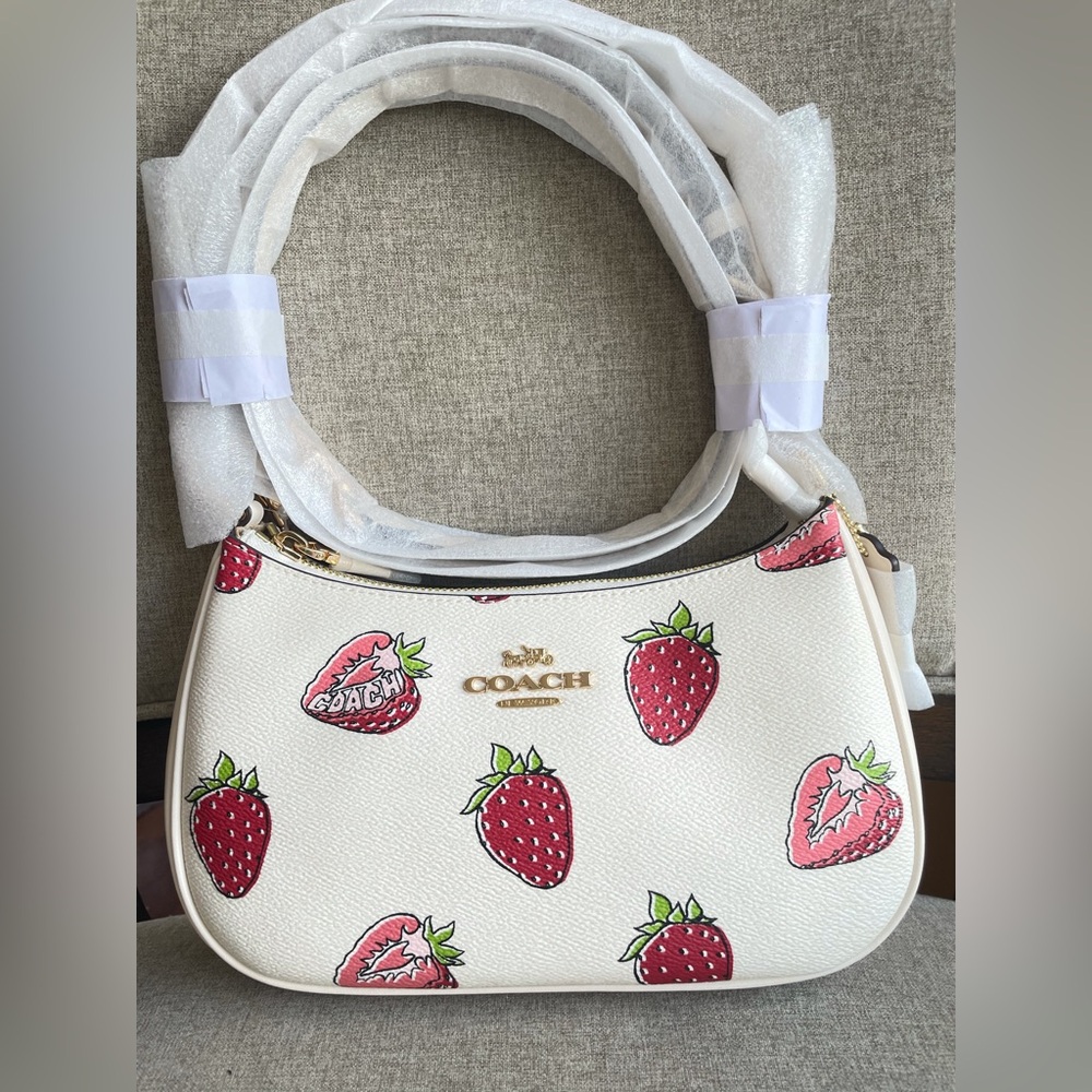 NWT！3PCS COACH TERI SHOULDER BAG WITH STRAWBERRY➕CARD WALLET➕STARWBERRY CHAIN - Picture 3 of 11